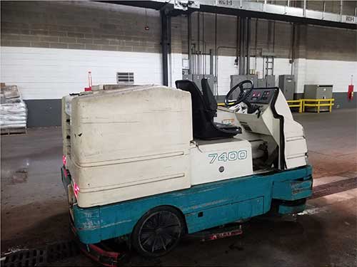 Tennant 7400 Floor Scrubber